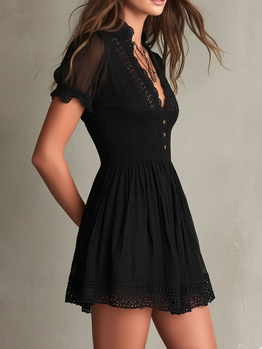 Vestido corto clásico con ribete de encaje